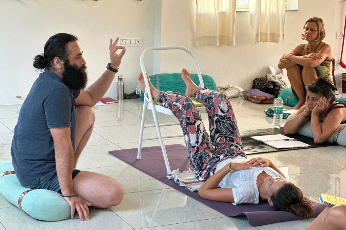 Fundamentos de Yoga Terapia de 100 Horas in Rishikesh
